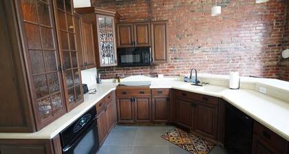 *Historic Gem* Heart of Southside-Sleeps 10