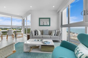 TV - Maison Calme, peaceful 3 Bedroom Ocean View Condo (Noord)