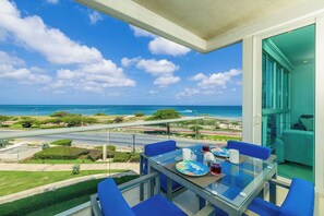 Outdoor dining - Let the sea set you free with this 3BDRcorner unit (Noord)