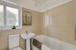 Ensemble douche/baignoire, sèche-cheveux, serviettes fournies, savon