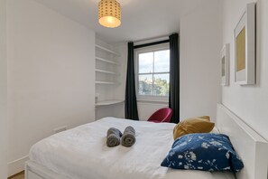 2 chambres, bureau, fer et planche à repasser, lit parapluie