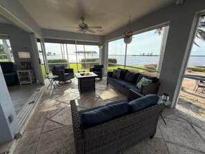 Smart TV, DVD player, books - Riverfront Paradise  Sunrise to Sunset 180 degree view of Caloosahatchee River (Fort Myers)