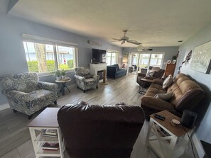 Smart TV, DVD player, books - Riverfront Paradise  Sunrise to Sunset 180 degree view of Caloosahatchee River (Fort Myers)