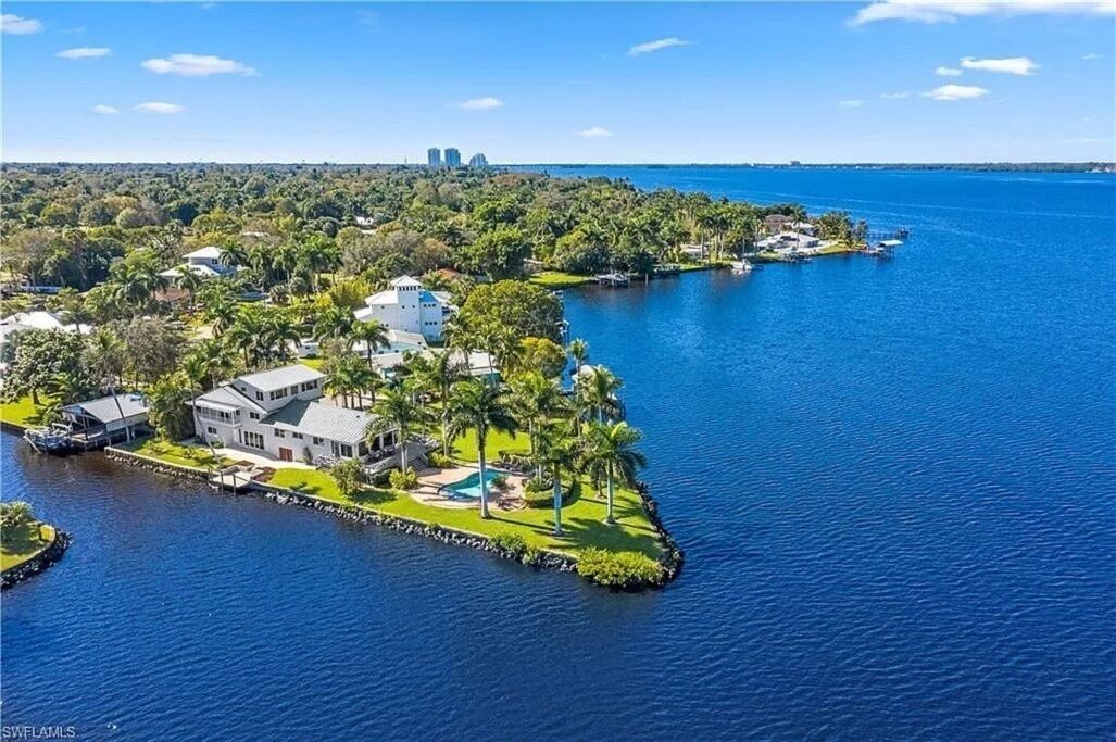 Large Home Vacation Rentals, 5 Bedroom or Larger in Fort Myers