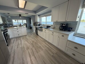 Fridge, microwave, oven, stovetop - Riverfront Paradise  Sunrise to Sunset 180 degree view of Caloosahatchee River (Fort Myers)