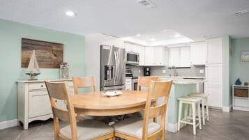 Condo (2 Bedrooms) | Dining