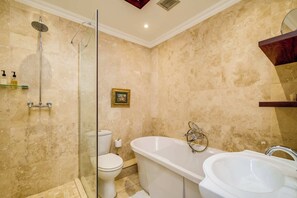 Badewanne, Haartrockner, Handtücher