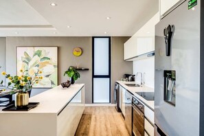 Kjøleskap, mikrobølgeovn, ovn og kokeplater