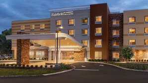 A Fairfield Inn & Suites hotel with a modern design, featuring a covered entrance and multiple floors. - Fairfield Inn & Suites By Marriott Rockaway (Rockaway)