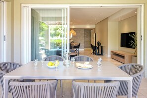 Dining - Beautiful Apartment at the Waterfront Marina Altmore 001 (Cape Town)