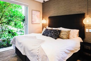 1 bedroom, desk, iron/ironing board, travel cot - Beautiful Apartment at the Waterfront Marina Altmore 001 (Cape Town)