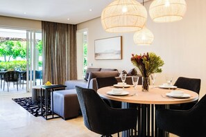 Dining - Beautiful Apartment at the Waterfront Marina Altmore 001 (Cape Town)