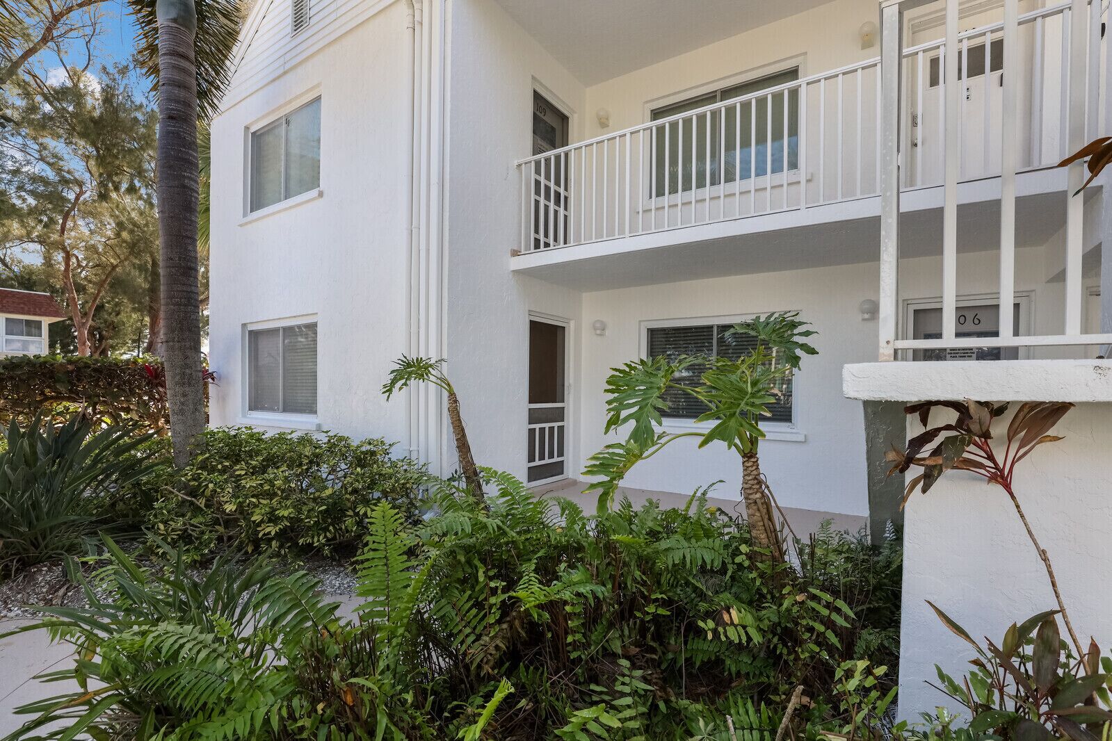 Coconuts Resort Direct Beachfront Bungalow!