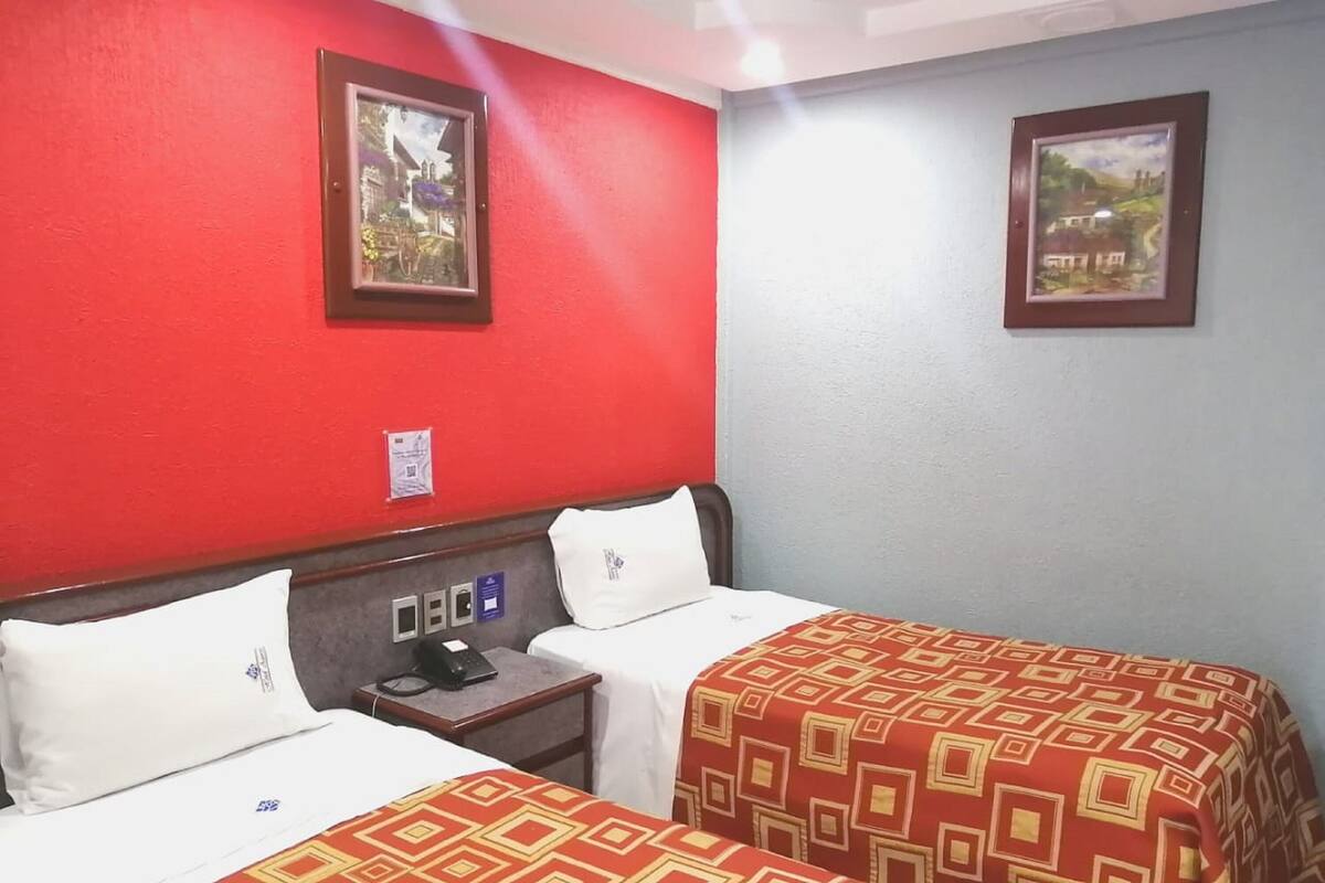 Basic Twin Room | Peti besi dalam bilik, meja, Wi-fi percuma, cadar katil 