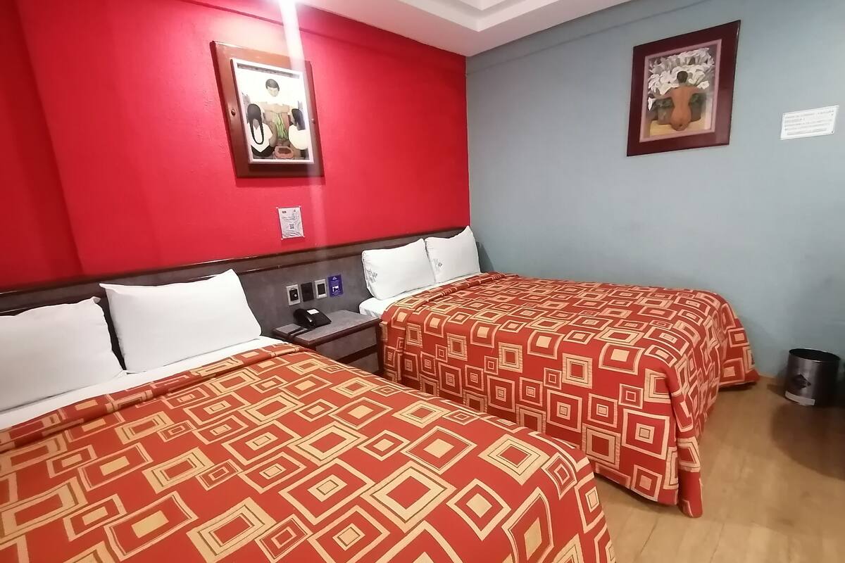 Quadruple Room | Peti besi dalam bilik, meja, Wi-fi percuma, cadar katil 