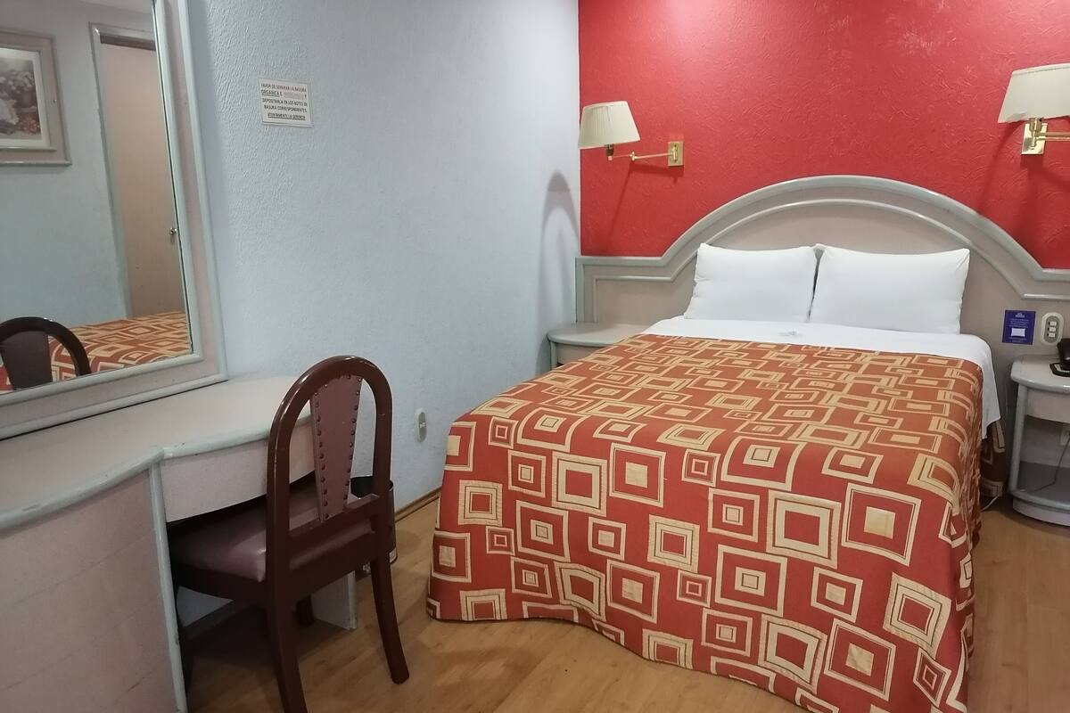 Standard Room | Peti besi dalam bilik, meja, Wi-fi percuma, cadar katil 