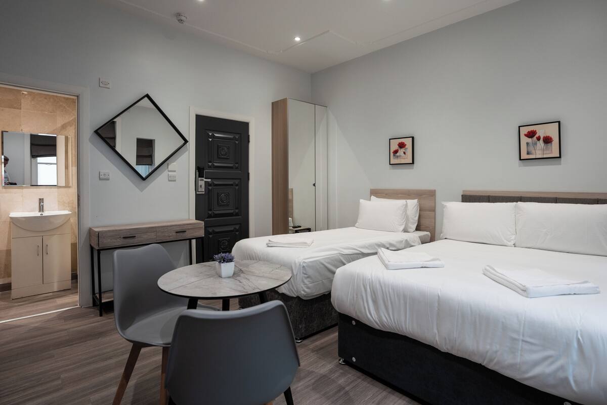 Deluxe triple studio | 1 bedroom, cribs (free), bed sheets