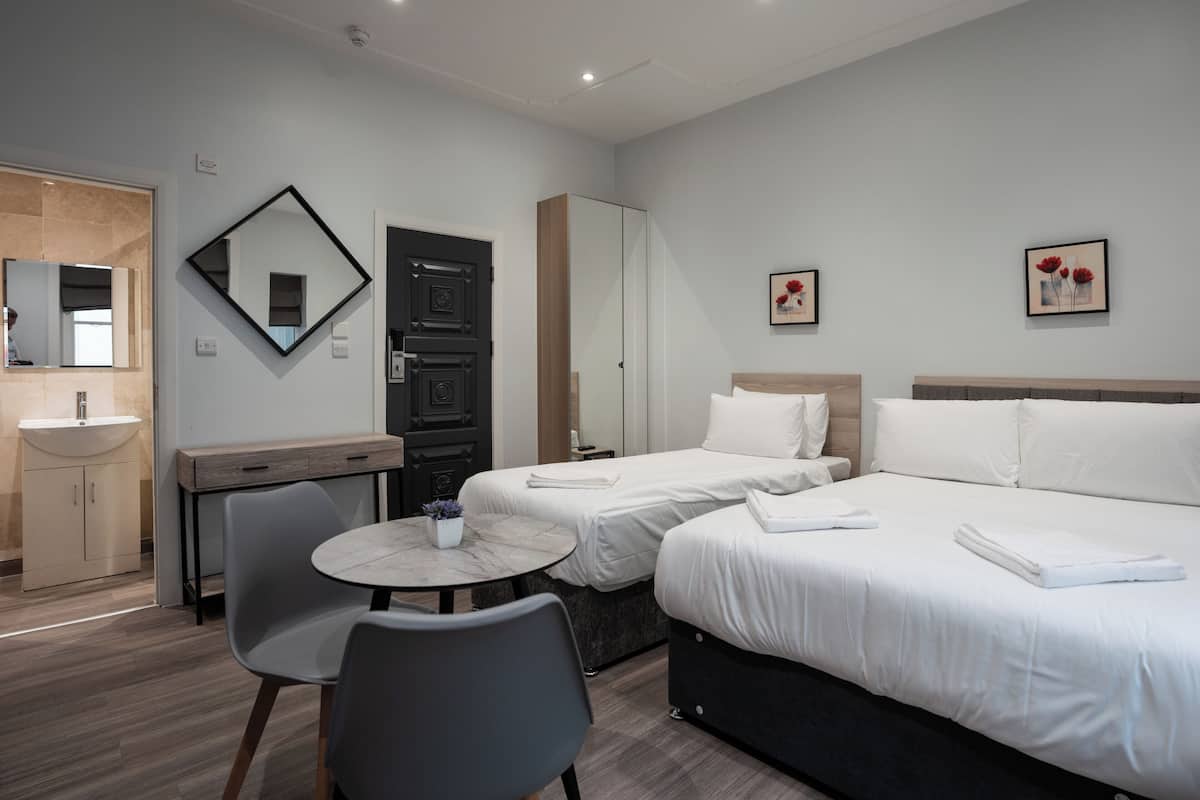 Deluxe triple studio | 1 bedroom, cribs (free), bed sheets