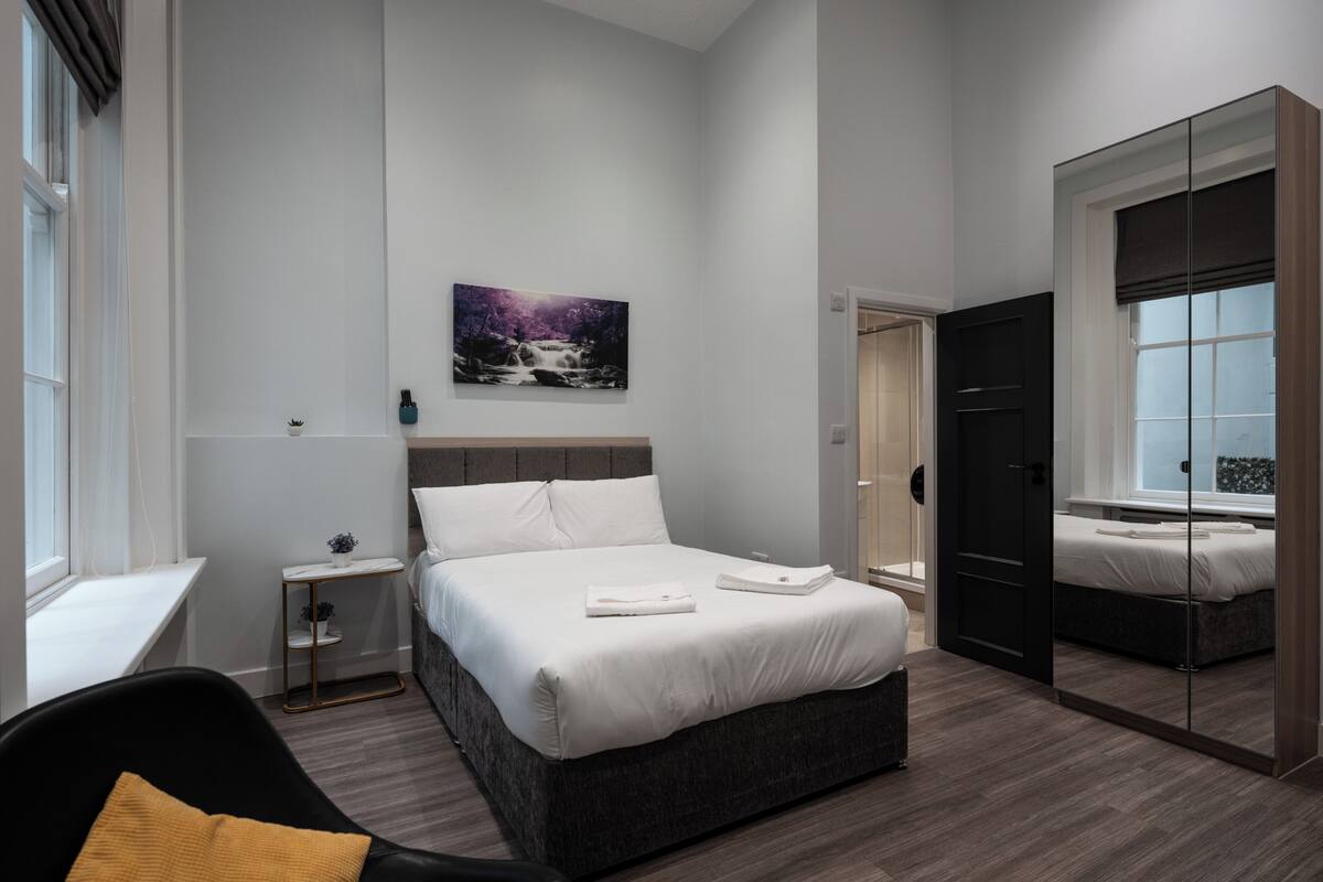 Deluxe double studio | 1 bedroom, cribs (free), bed sheets