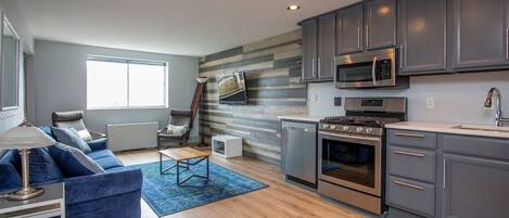 Réfrigérateur, micro-ondes, four, plaque de cuisson