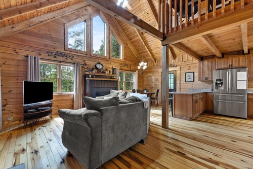 Sits on 8 private Acres, hiking trails at this secluded chalet! Wi-Fi, Hot Tub