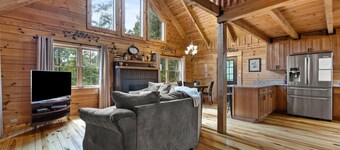 Sits on 8 private Acres, hiking trails at this secluded chalet! Wi-Fi, Hot Tub
