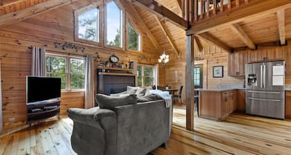 Sits on 8 private Acres, hiking trails at this secluded chalet! Wi-Fi, Hot Tub