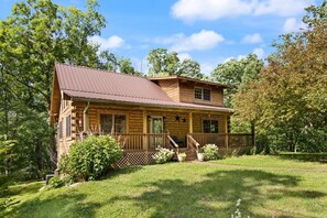 Exterior - Sits on 8 private Acres, hiking trails at this secluded chalet! Wi-Fi, Hot Tub (Stanton)