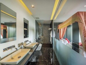 Een bad, een haardroger, een bidet, handdoeken