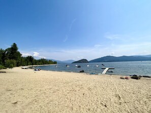 På stranden