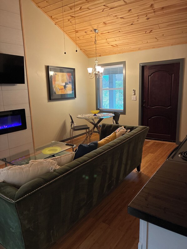 Smart TV, fireplace, books - Waynesvilla 5 (Waynesville)