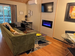 Smart-TV, Kamin, Bücher