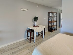 Condo (0 Bedroom) | Servicio de la propiedad