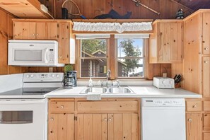 Fridge, oven, stovetop, coffee/tea maker