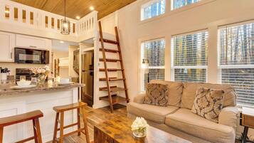 Televisie, een open haard en een kantoor