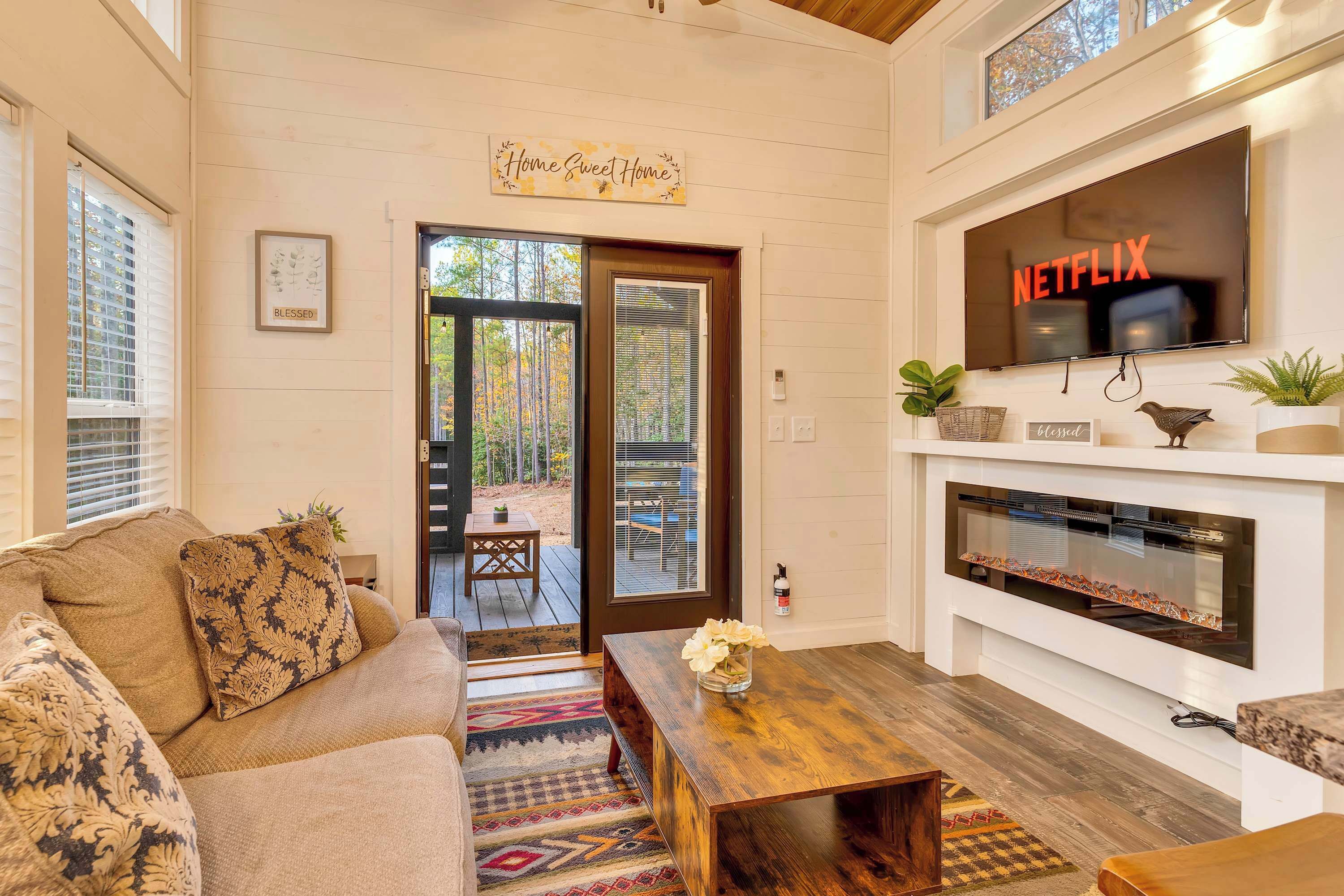 Televisie, een open haard en een kantoor