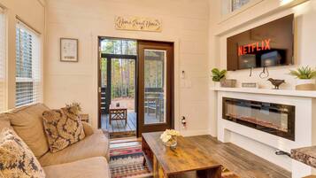 Televisie, een open haard en een kantoor