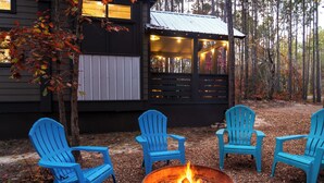 A cabin with a fire pit and four blue Adirondack chairs arranged around it. - Black Diamond at Mentone with Free Internet! Hikes (Mentone)