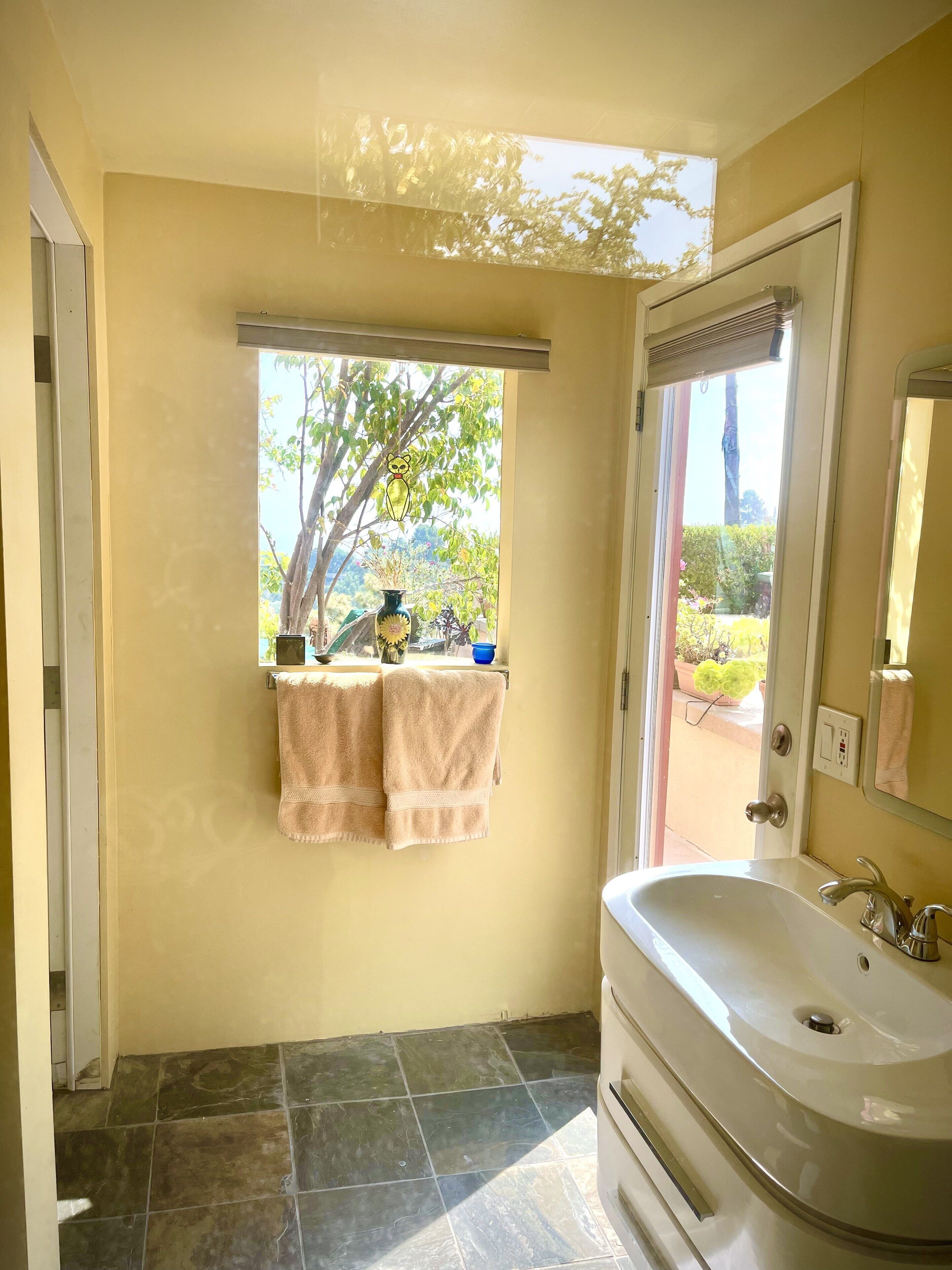 淋浴设施、吹风机、毛巾、肥皂