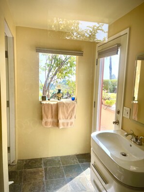 Bruser, hårtørrer, håndklæder, Sæbe