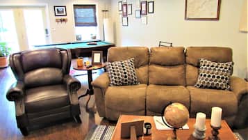 Een televisie, een open haard en een tafeltennistafel