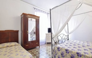 4 bedrooms, desk, free WiFi, bed sheets - Square apartment (Chiavari)