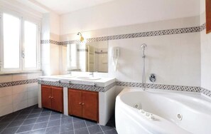 Vasca, vasca idromassaggio, asciugacapelli, bidet