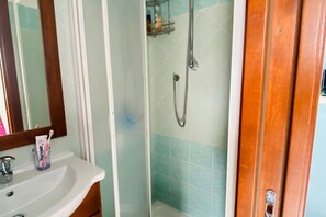 Dusche, Haartrockner, Bidet