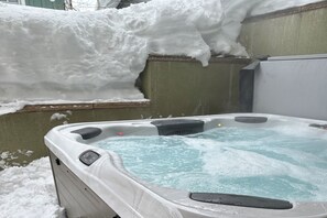 Outdoor spa tub - Luxury home; king ensuites, walk to lifts/main st (Park City)