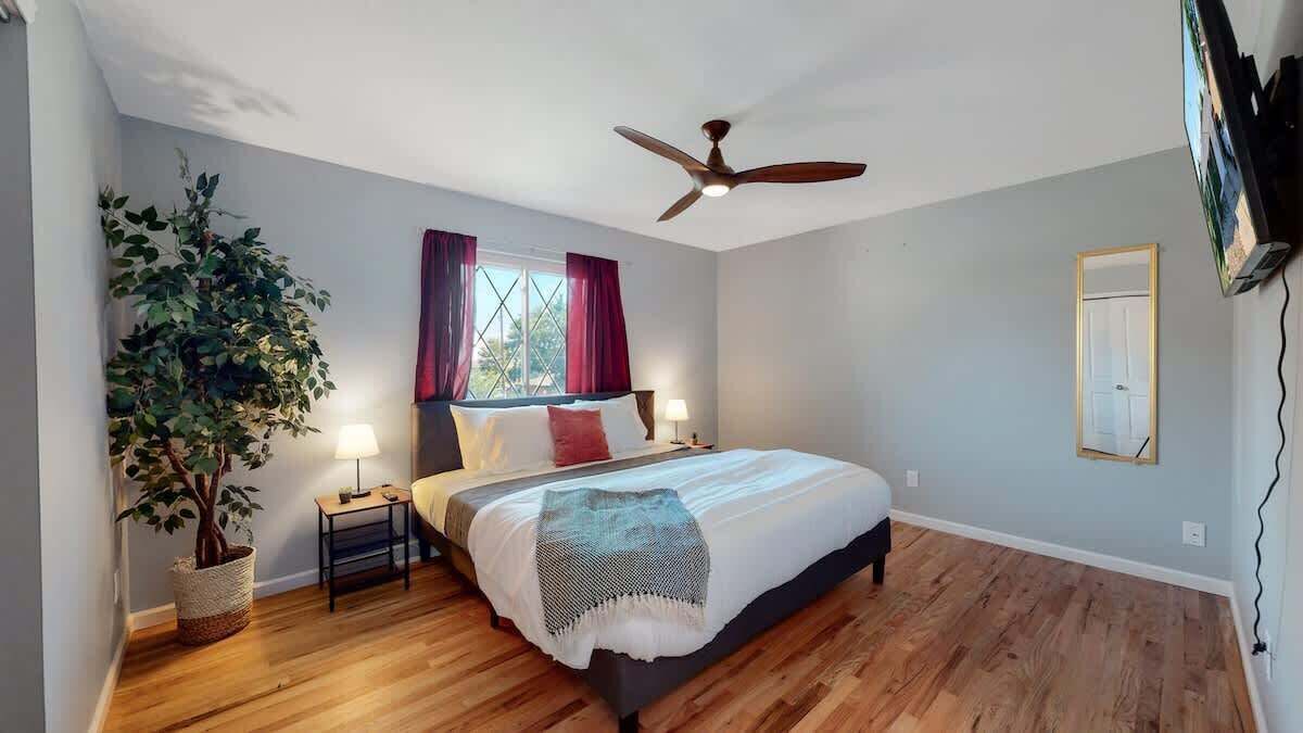 2 slaapkamers, een strijkplank/strijkijzer, reisbedje, wifi