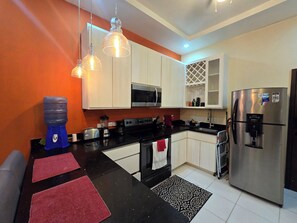 Frigorífic, microones, forn i placa de cuina 