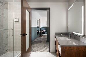 Kamer, 1 kingsize bed met slaapbank | Badkamer | Een douche, een haardroger, handdoeken