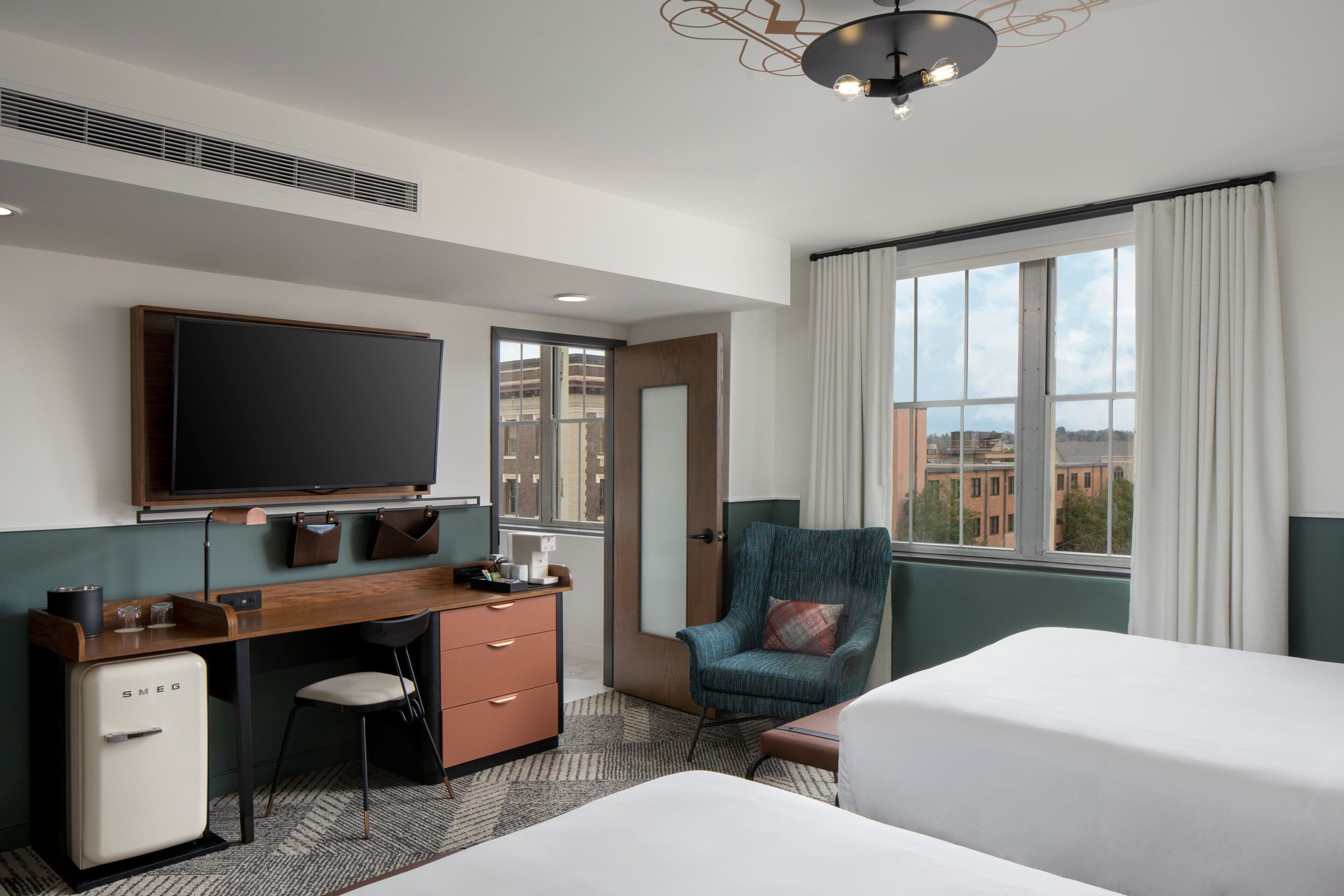 Escritorio, wifi gratis, ropa de cama