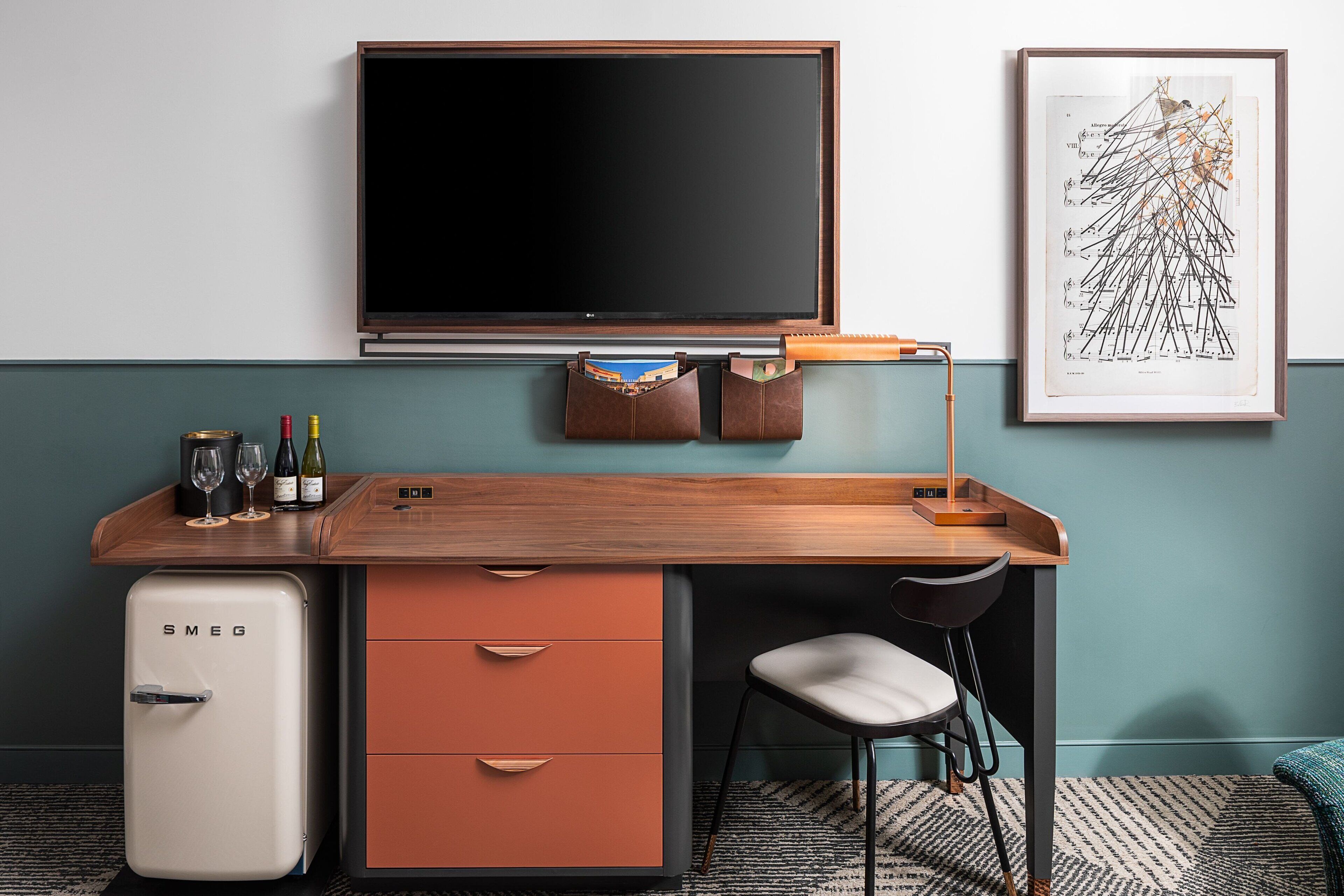 desk, free wifi, bed sheets